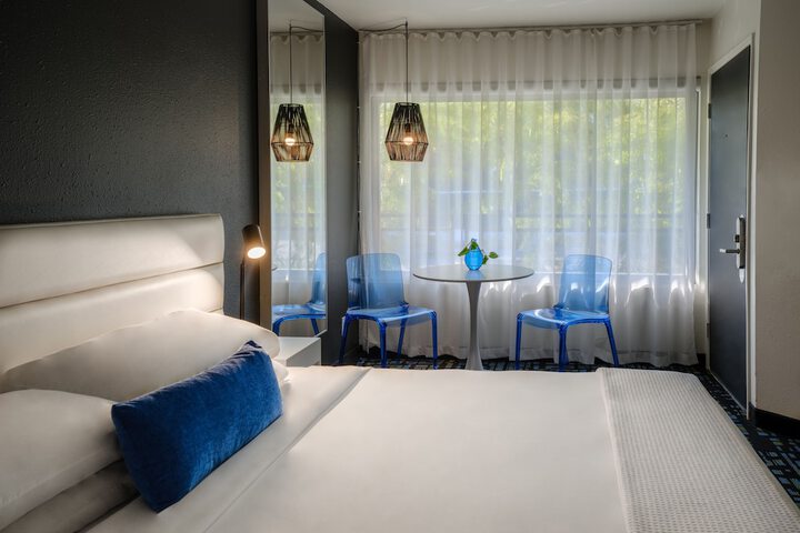 Room 17 of 28