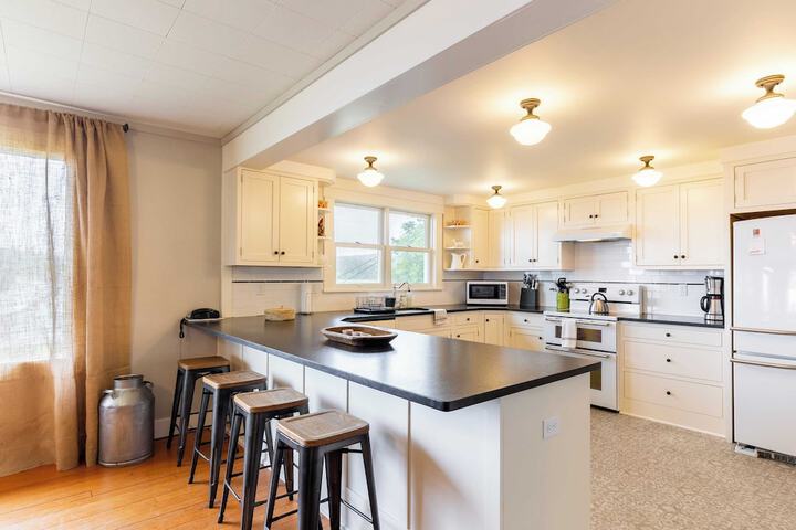 Private Beach Access + Water Views! Sleeps 18 Historic 6bdr Farmhouse w / Deck
