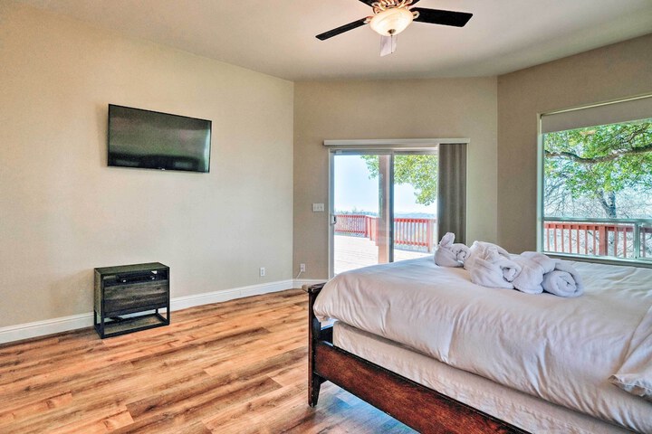 Hot Tub & Mtn Views: Peaceful Columbia Retreat!