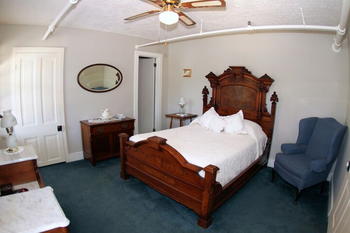 Room 8 of 10