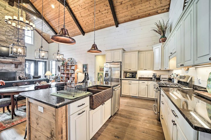 On 22 Acres: Cullowhee Craftsman Home w / Mtn Views