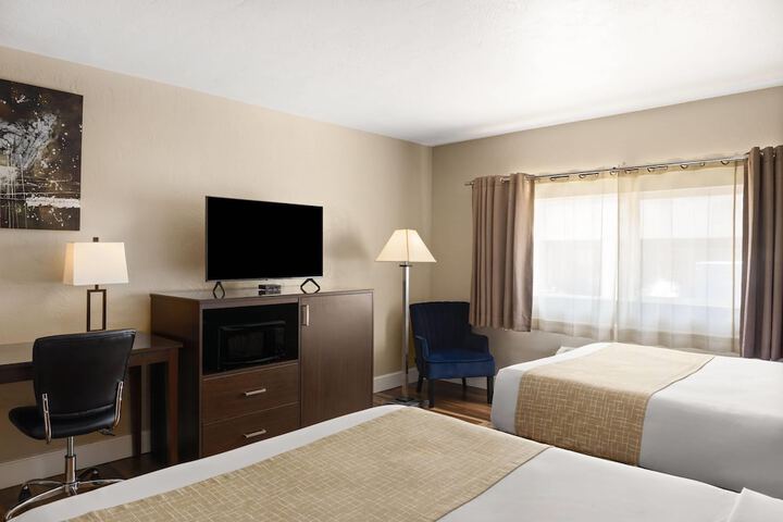Travelodge by Wyndham Everett City Center