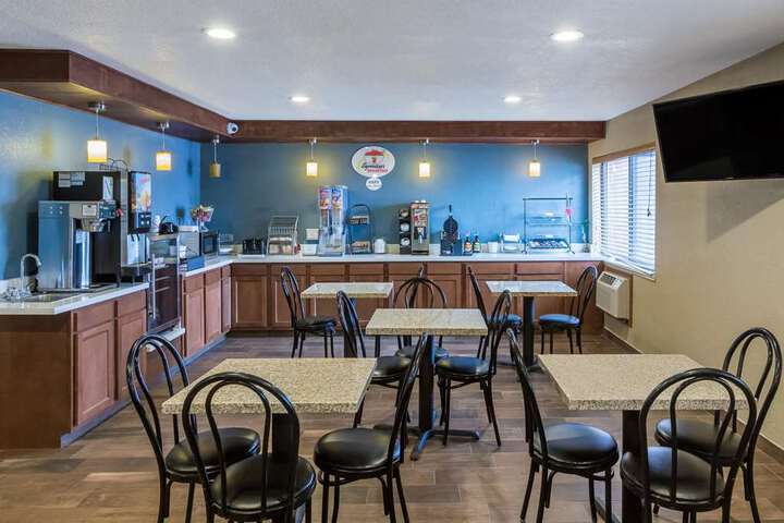 Super 8 by Wyndham Urbandale / Des Moines Area
