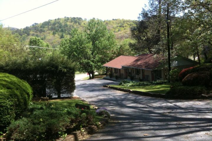 Mountain Aire Cottages Inn & Glamping