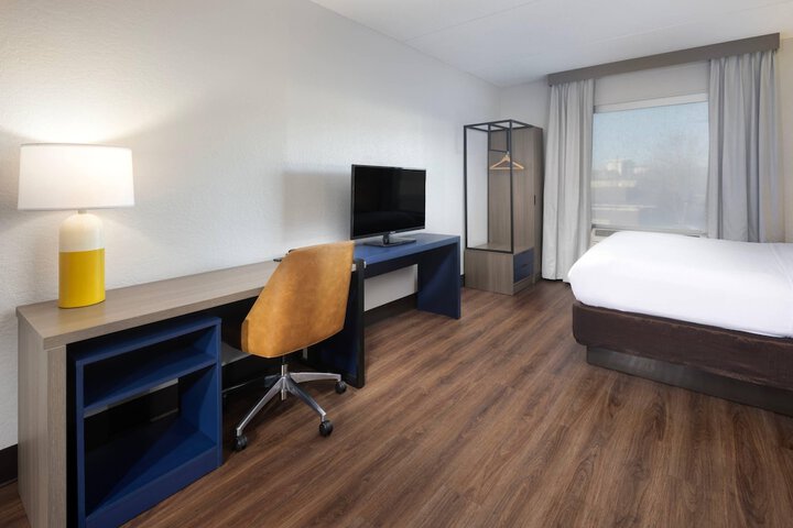 Comfort Suites Outlet Center