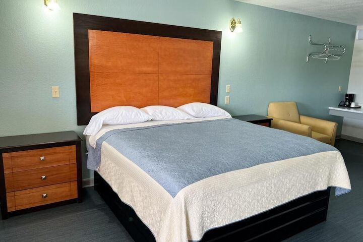Room 6 of 8