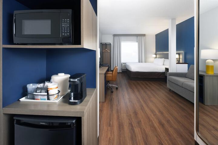 Comfort Suites Outlet Center