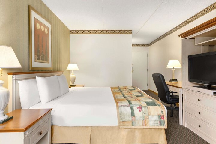 Room 6 of 16