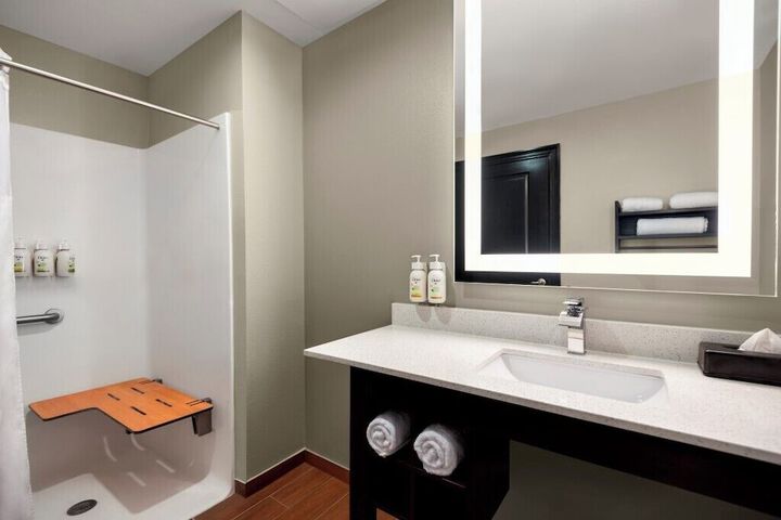 La Quinta Inn & Suites by Wyndham Gonzales LA