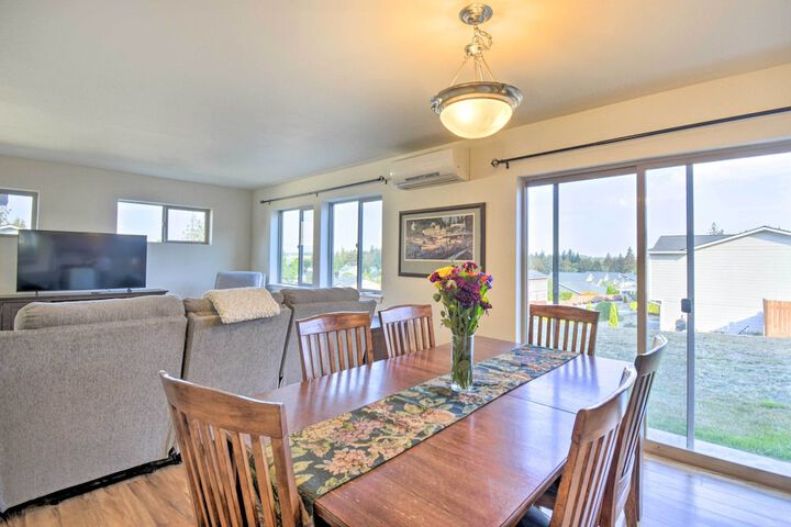 Pet-friendly Poulsbo Abode w / Mountain Views!