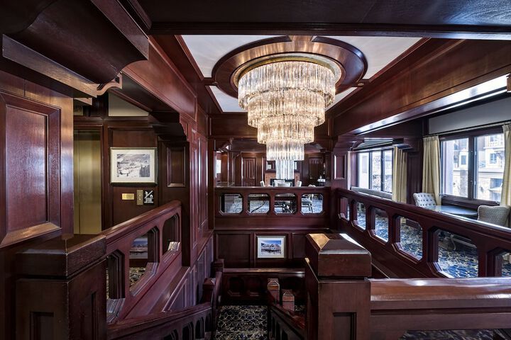 Ballroom/Hall 37 of 44