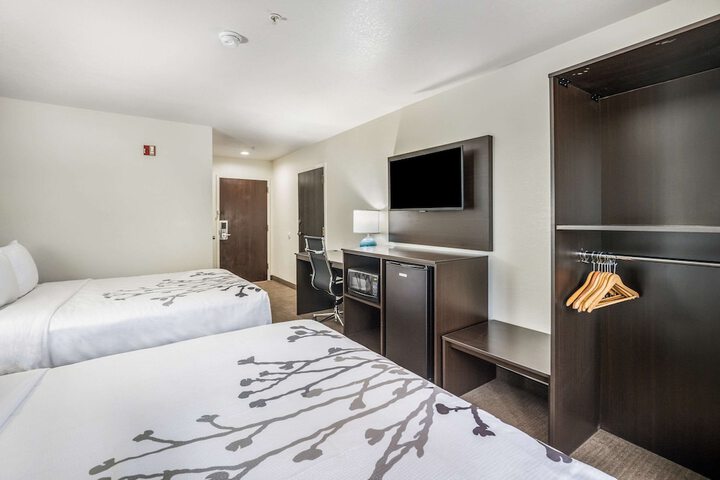 Room 32 of 66