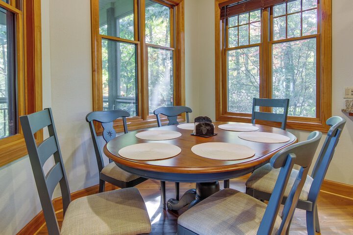 Mtn-view Condo w / Screened Porch in Burnsville!