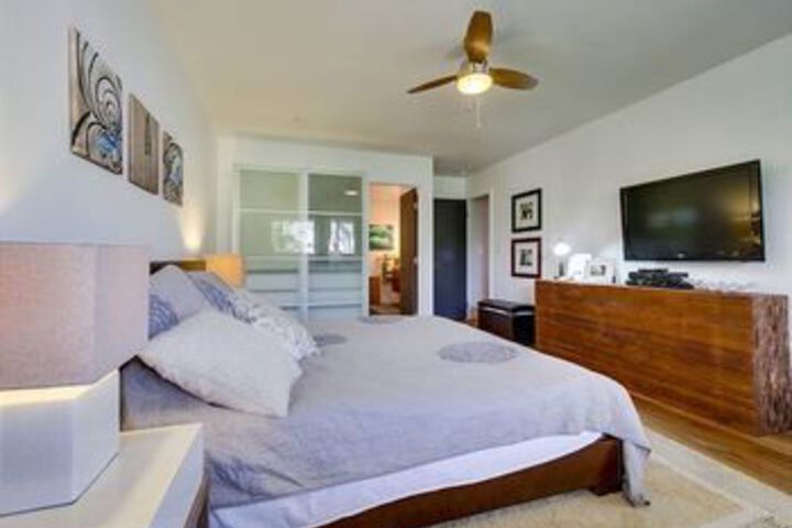 Newly remodeled Beach 2 Br condo by RedAwning