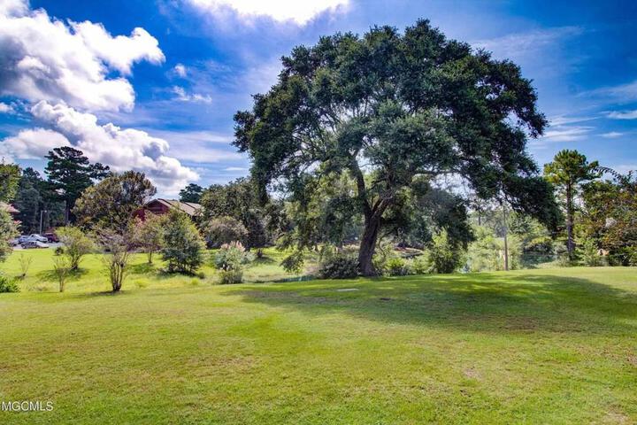 Lakeside Villa - Quite Location walk to the Country Club