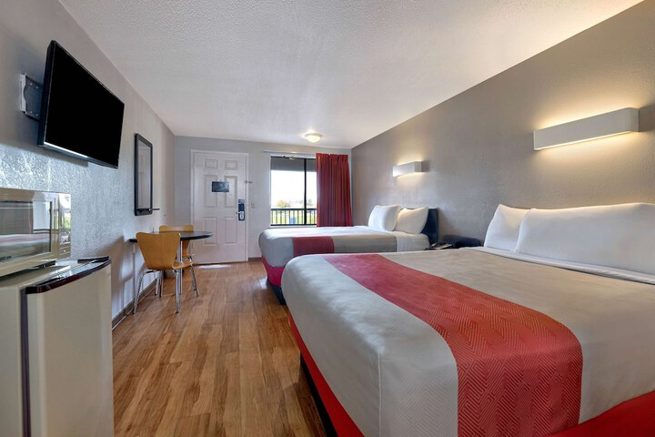 Room 33 of 35