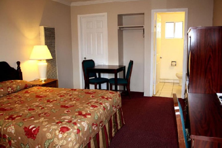 Room 7 of 18