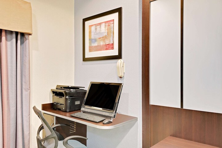 Microtel Inn & Suites by Wyndham Geneva