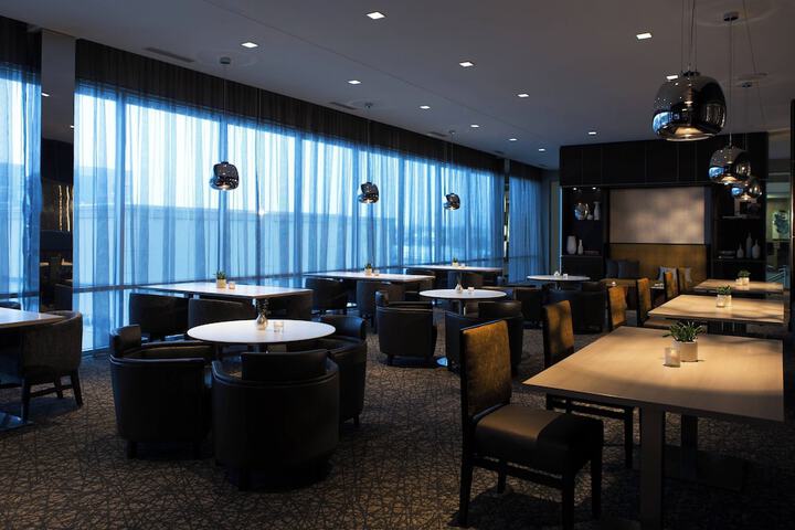 Lounge 31 of 32