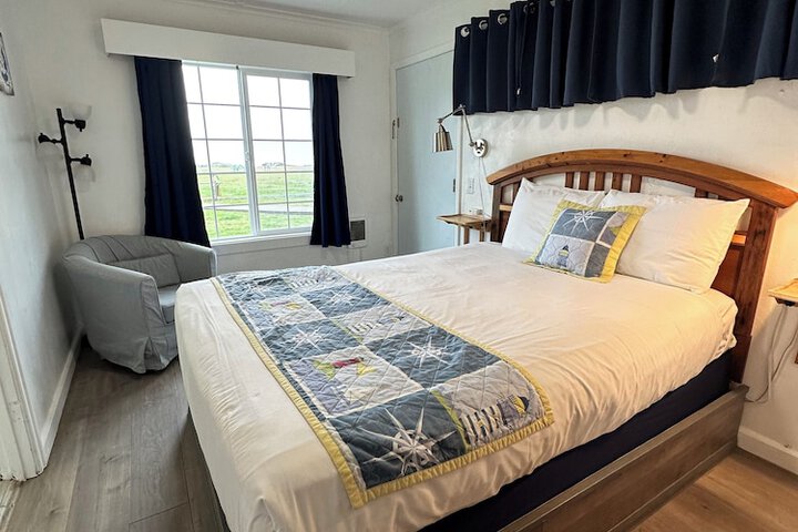 Tillicum Beach Motel (Deanes Oceanfront Lodge)