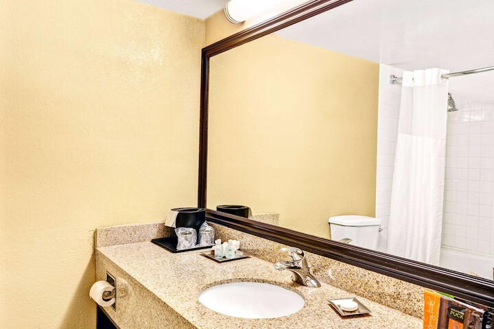 Room 10 of 32
