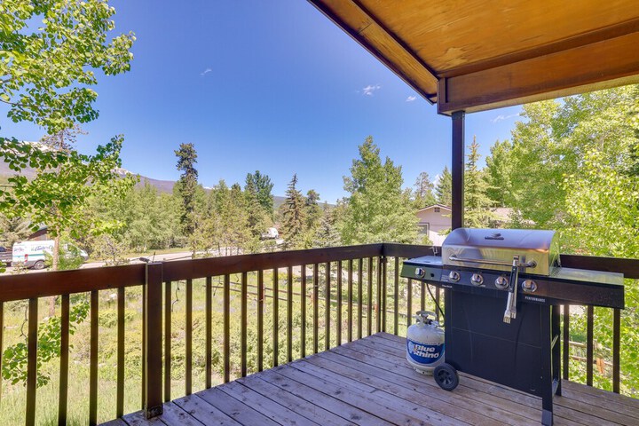 Updated Silverthorne Home w / Hot Tub & Mtn Views!