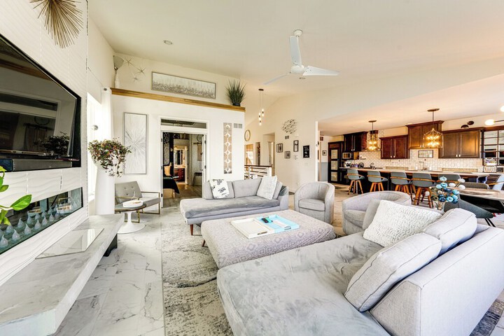 Spacious Waterfront Yorkville Getaway w / Yard