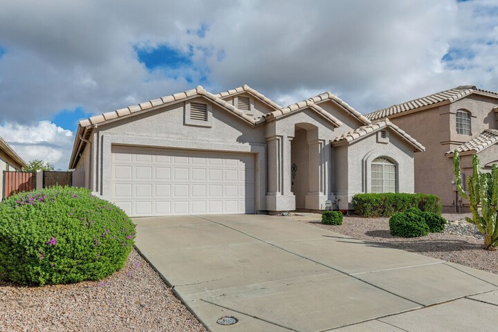 Pool & Golf Course Views: Family Home in Gilbert