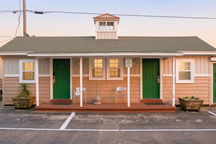 Seahorse Inn and Cottages