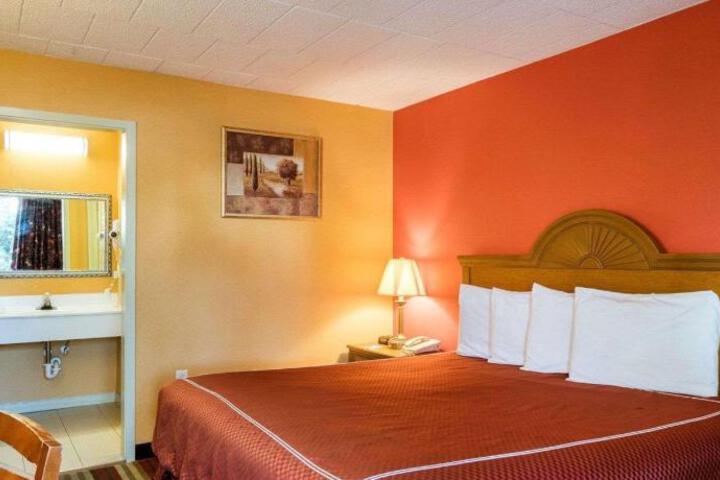 Rodeway Inn University