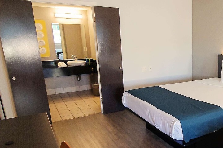 Room 18 of 33