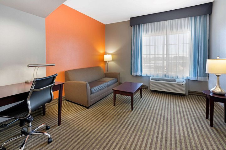 La Quinta Inn & Suites by Wyndham Houston Bush Intl Airpt E