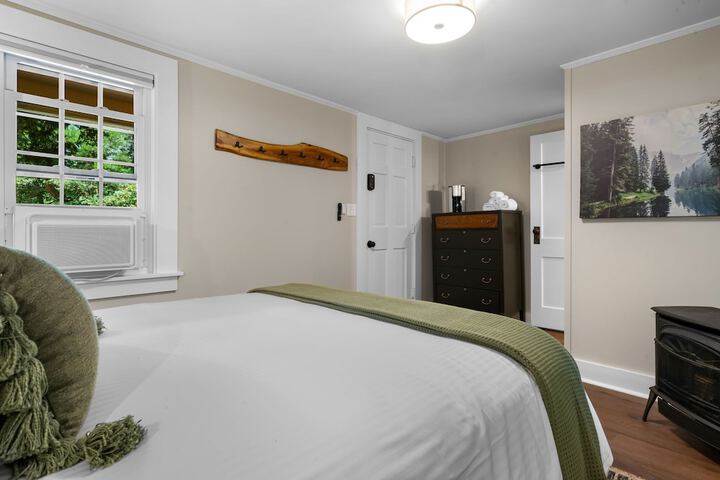 The Aurora Inn & Cottages