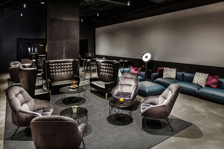Lounge 45 of 52