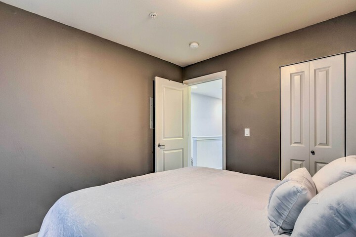 Walk to Local Shops & Eats! Quaint Issaquah Home