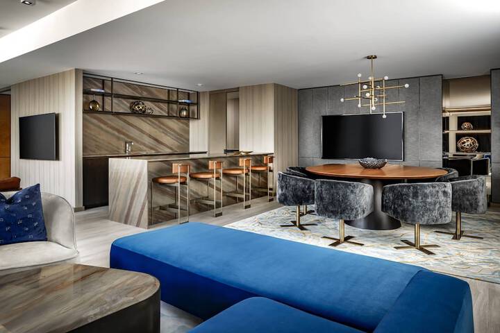 Lounge 62 of 77