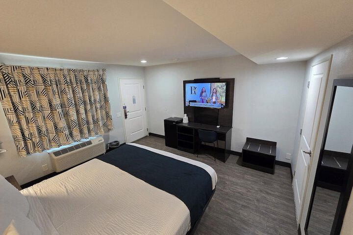Room 8 of 18