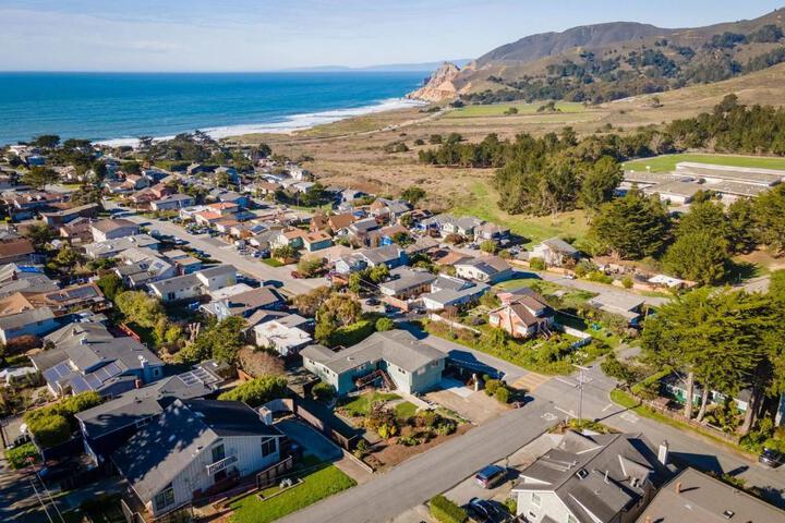 Ocean & Mountain View Home - Walk to Trails Beach Family Activities