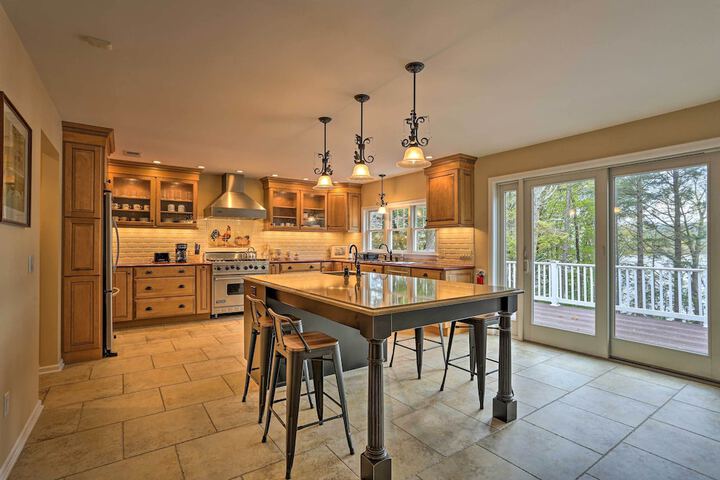 Beautiful Lakefront Retreat w / Deck & Views!