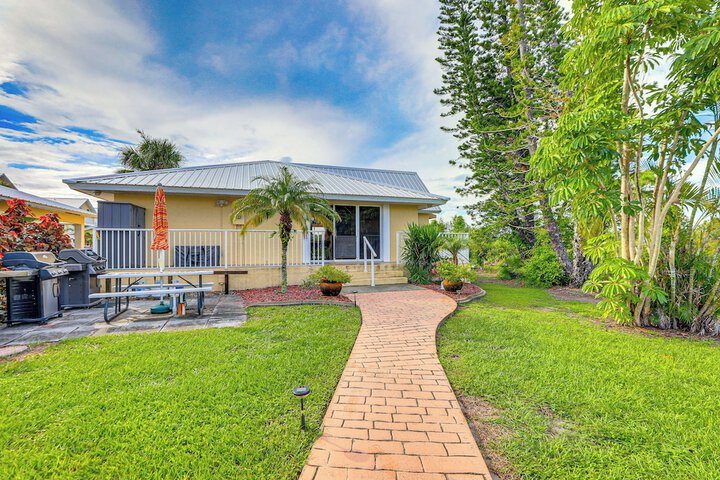 8 Mi to Beach w / Pool Access: Englewood Condo!