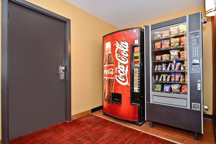 Clackamas Inn & Suites