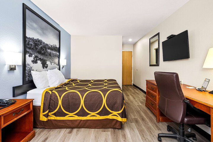 Super 8 by Wyndham Pittsburgh / Monroeville
