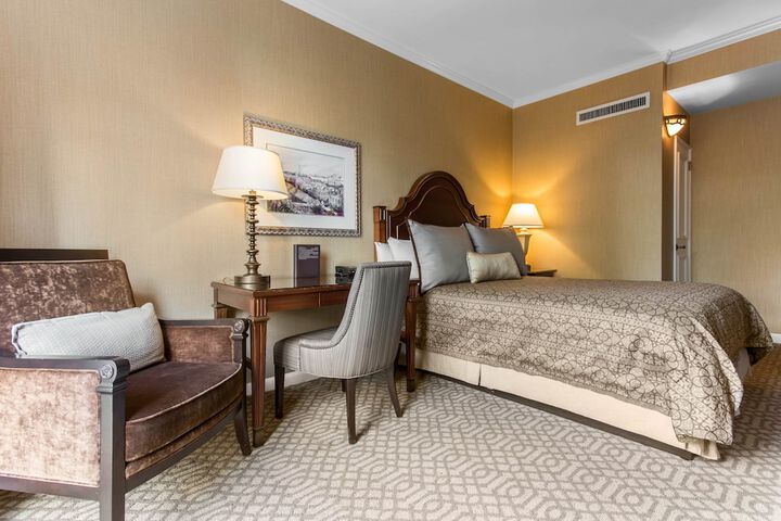 Room 34 of 200