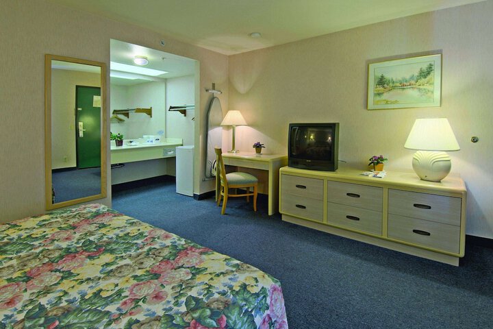 Howard Johnson by Wyndham Norco