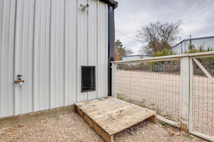 Dog-friendly Home w / Yard & Fire Pit in Midlothian