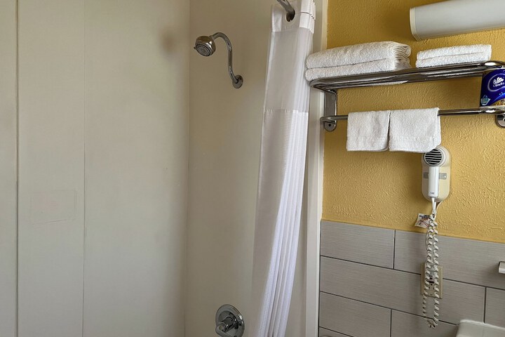 Room 25 of 40