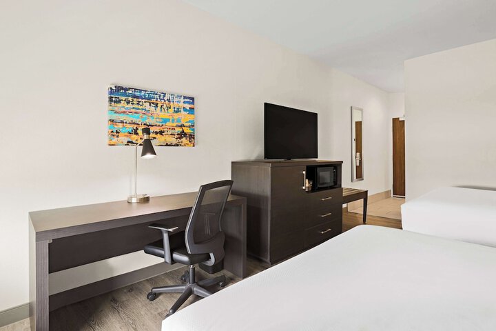 Room 8 of 32