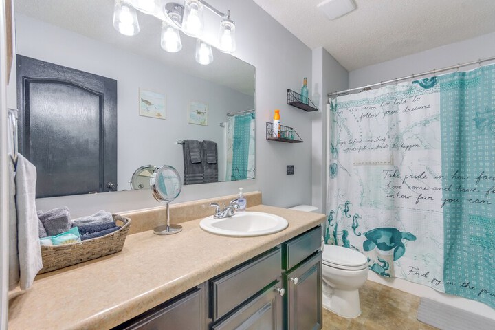 Spacious Home w / Sunroom 15 Mi to Pensacola!