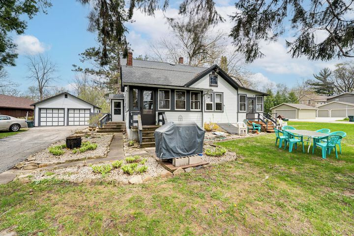 Twin Lakes Cottage: Walk to Elizabeth Lake!