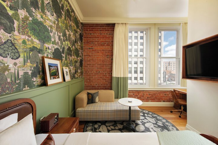 Room 33 of 83